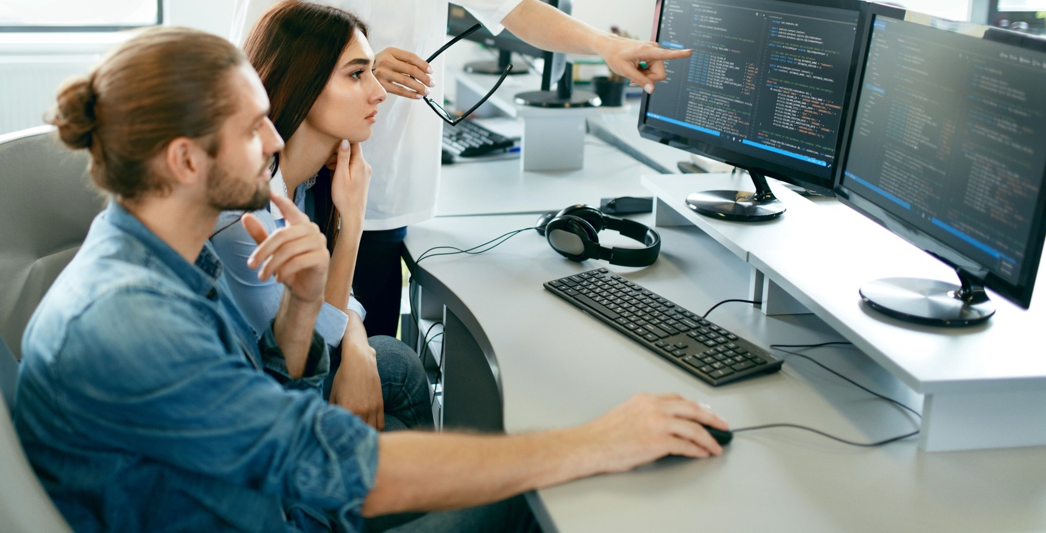 Dedicated IT teams collaborating remotely, representing nearshoring and offshoring services from Poland.